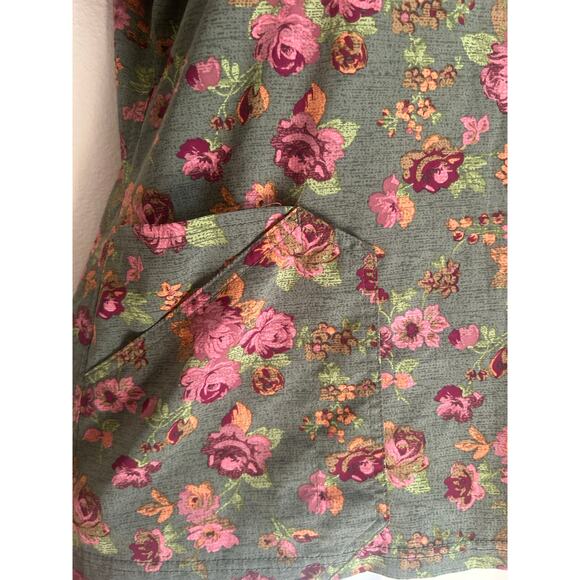 Woman's Dickies Scrub Top Size Medium Army Green W/ Pink Floral Pattern - Picture 4 of 9